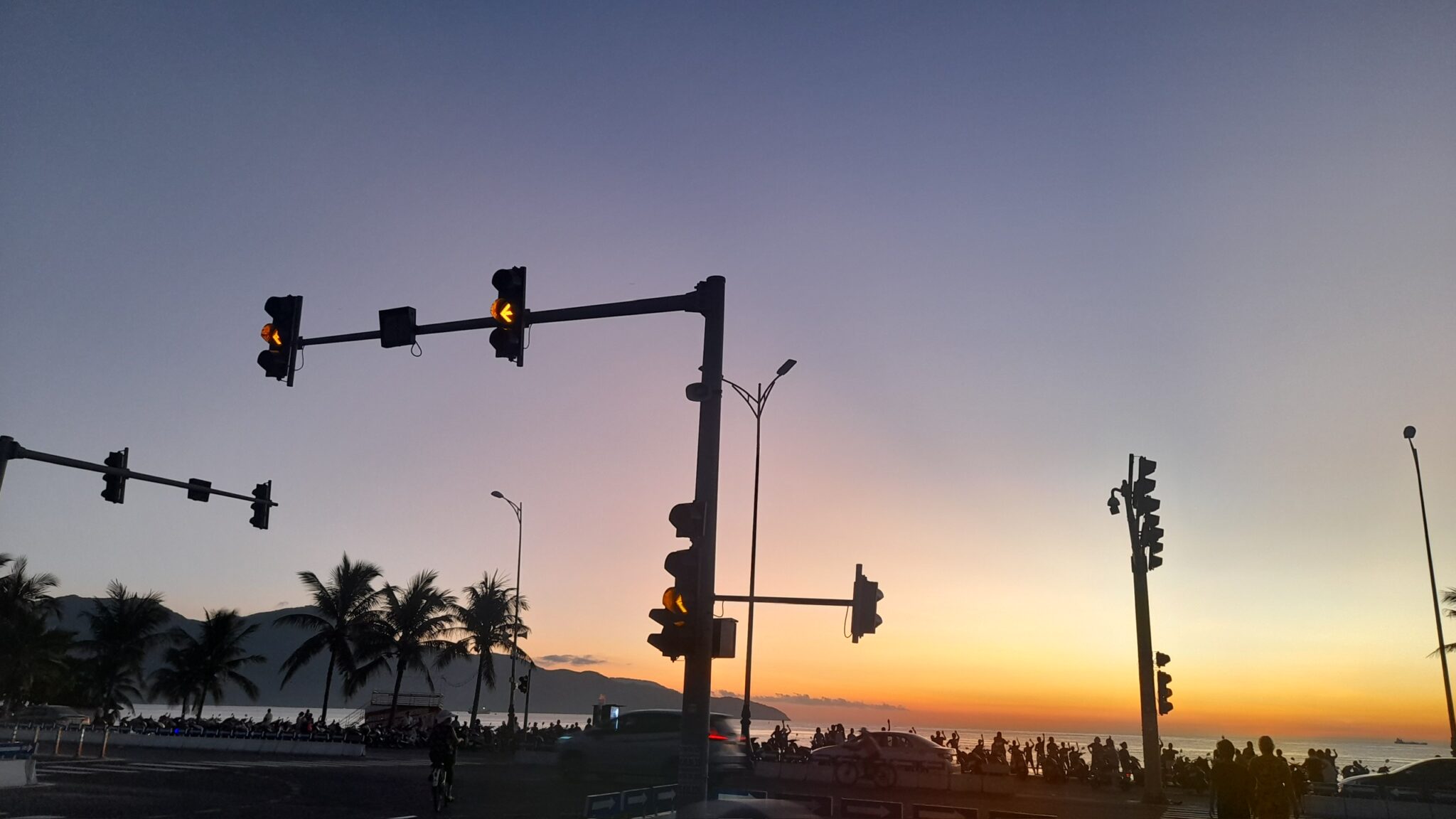 Bình Minh Trên Biển Mỹ Khê