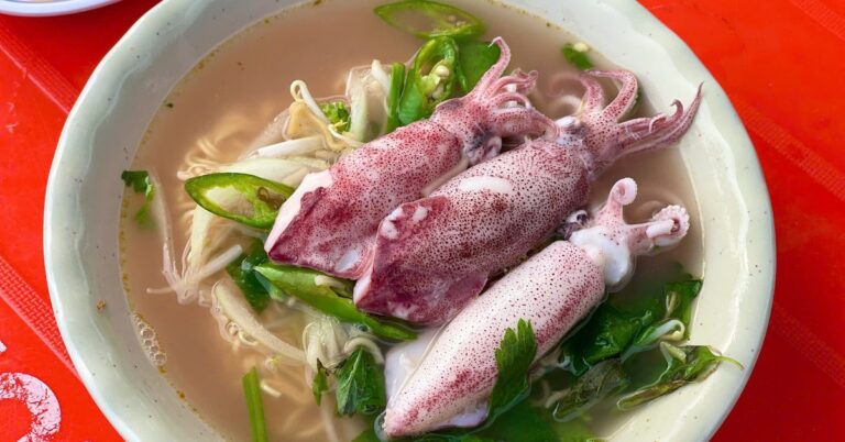 Thử mì tôm mực sáng sớm Đà Nẵng