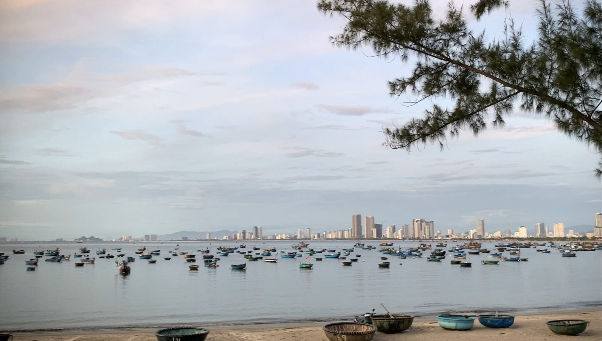 Sớm mai bình yên ở làng chài Mân Thái