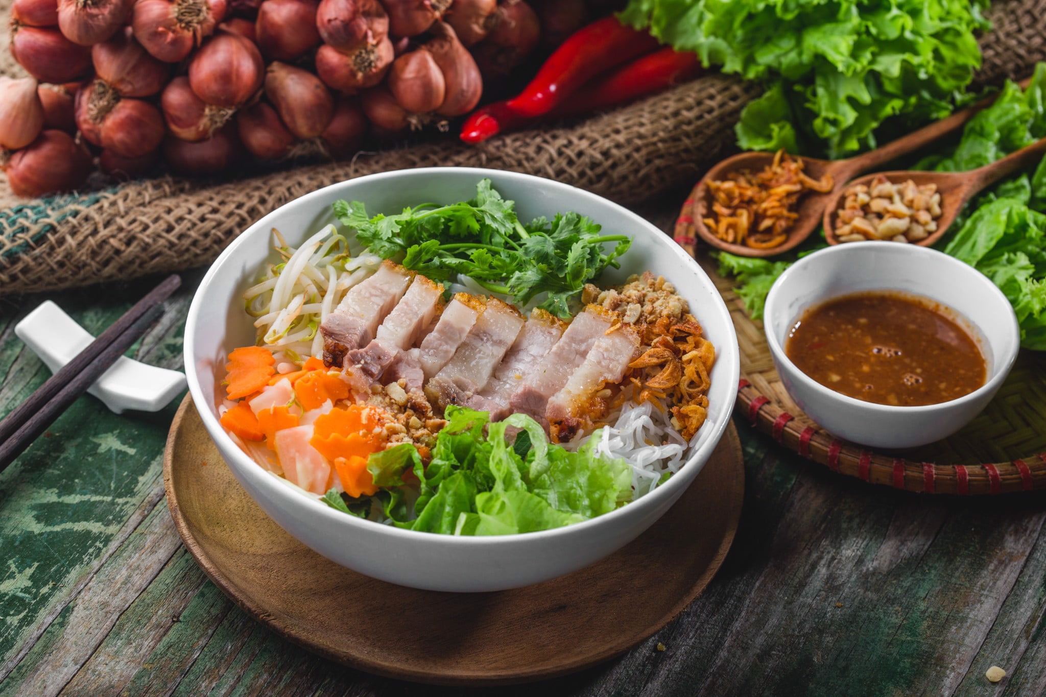 Bún mắm nêm heo quay