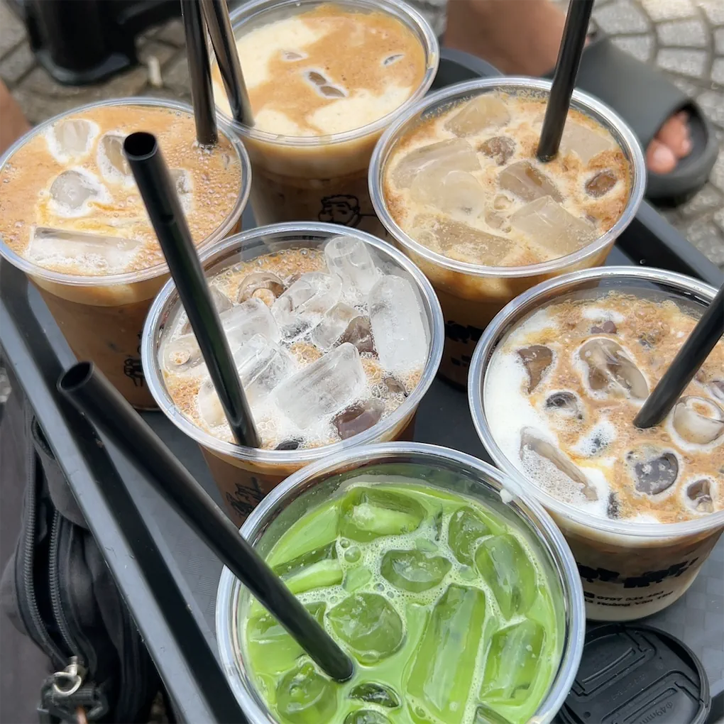 Ngồi cà phê vỉa hè