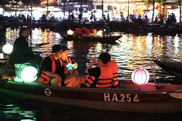 du thuyền sông hoài thả đèn hoa đăng