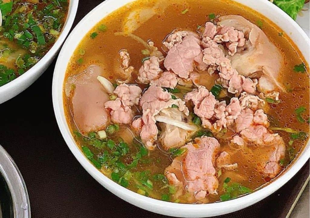 Bún Bò Bà Thương - Đối diện tượng đài Mẹ Nhu