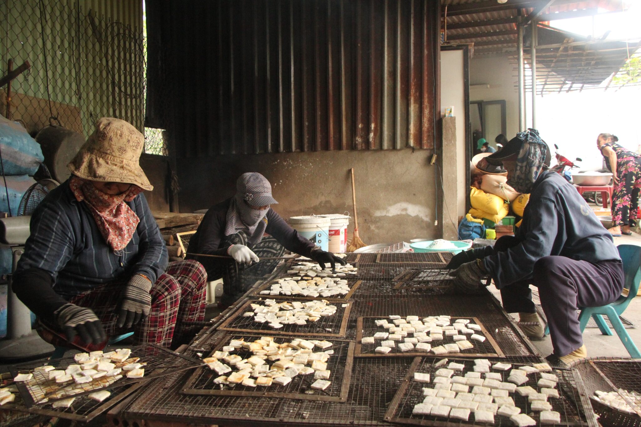 Làm bánh khô mè Cẩm Lệ
