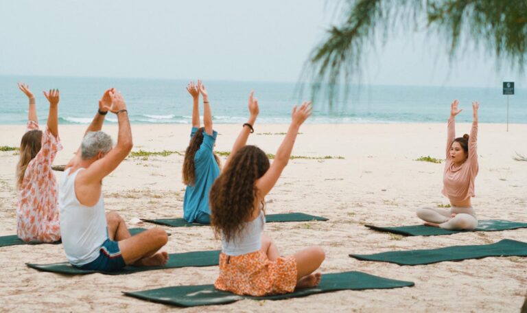 Yoga trên biển Mỹ Khê