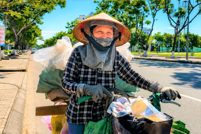 Theo chân người bán hàng rong