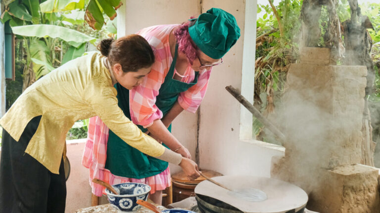 Tham gia sinh hoạt làng