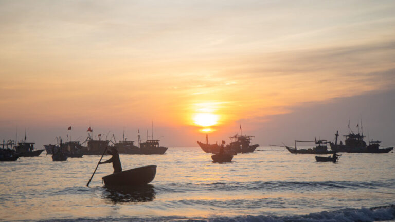 Ngồi ngắm tàu thuyền ra khơi tại biển Tam Tiến lúc 4h30 sáng