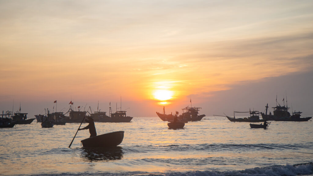 Ngồi ngắm tàu thuyền ra khơi tại biển Tam Tiến lúc 4h30 sáng
