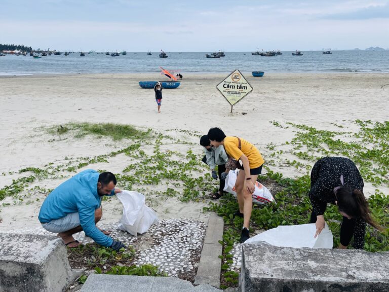 Dọn rác bảo vệ biển