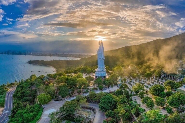 Nghe chuông chùa Linh Ứng vào buổi sớm