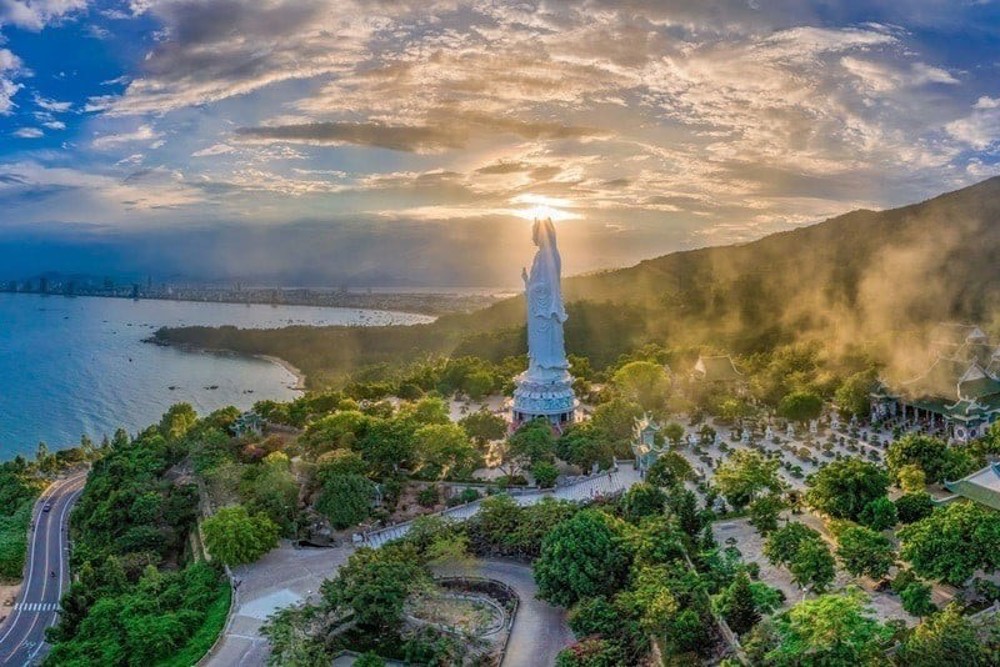 Nghe chuông chùa Linh Ứng vào buổi sớm