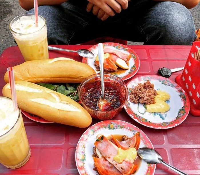 Ăn sáng vỉa hè và trò chuyện