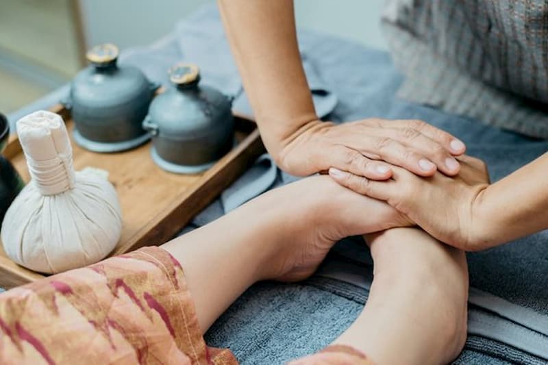 Massage chân sau hành trình