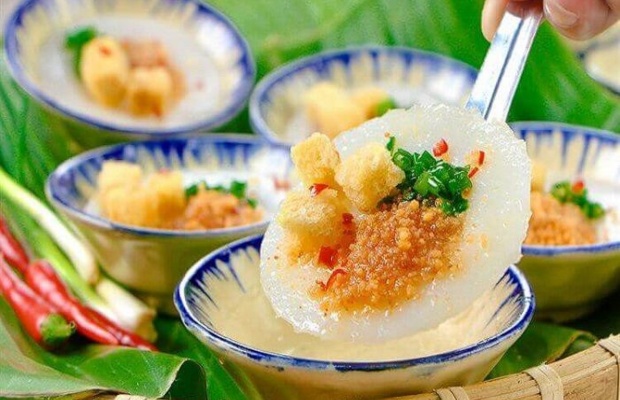 Thưởng thức bánh bèo củi nóng ở Tiểu Vương Quốc Hòa Xuân