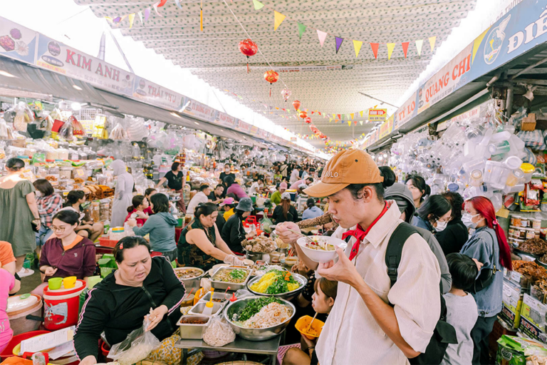 Đi chợ sớm cùng người địa phương