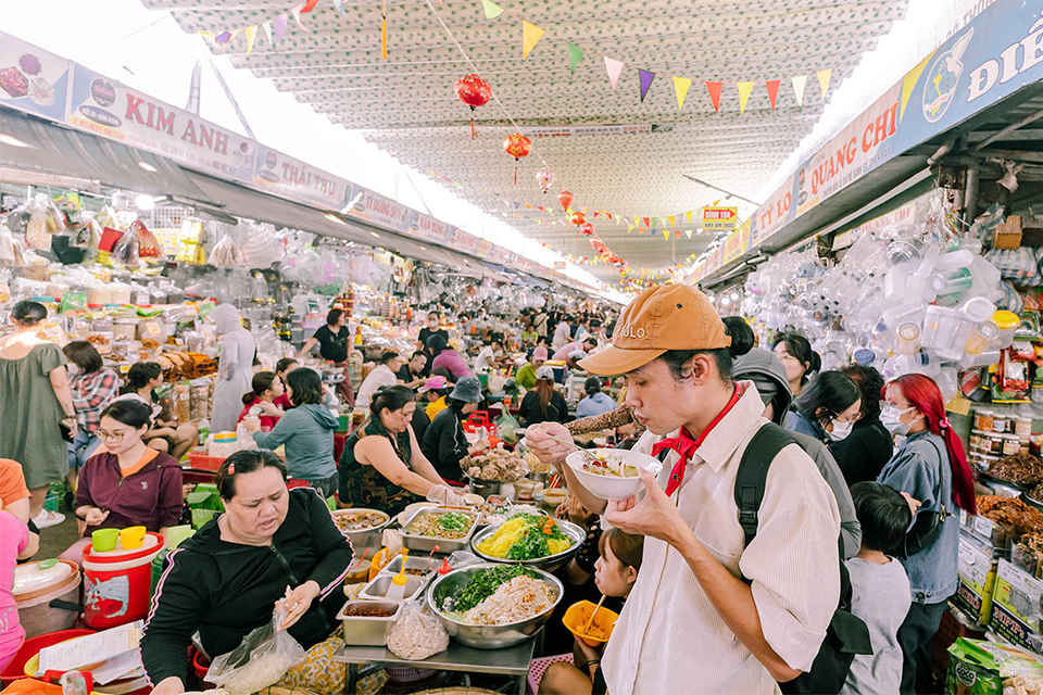 Đi chợ sớm cùng người địa phương