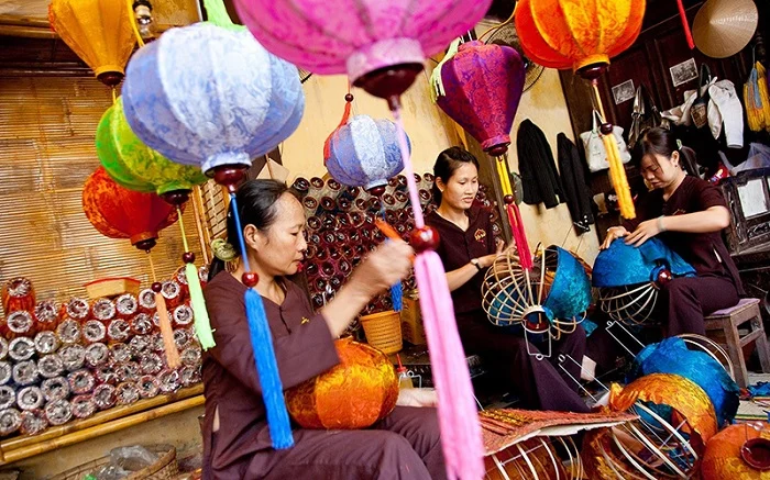 Tự tay làm đèn lồng Hội An mang về