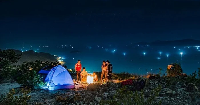 Cắm trại qua đêm bên bãi biển Ghềnh Bàng