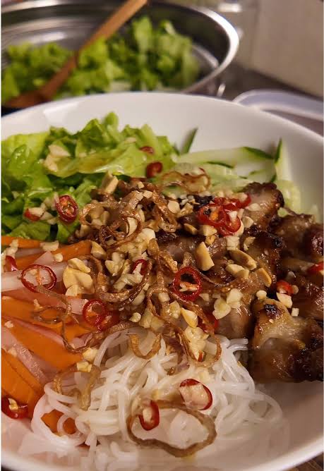Ăn bún trộn tại chợ Cẩm Lệ buổi chiều