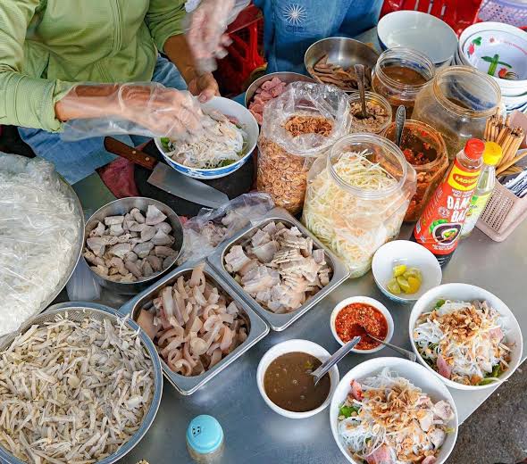 Ăn bún mắm nêm tại chợ Nguyễn Tri Phương lúc xế chiều