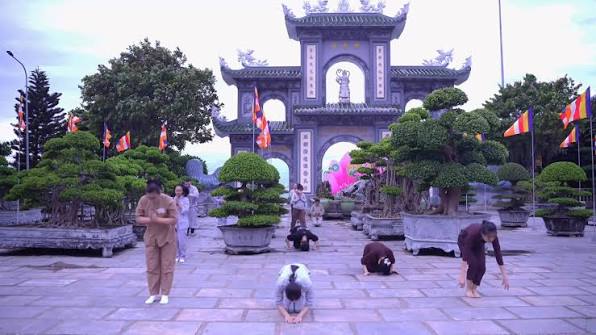 Trải nghiệm "Tam Bộ Nhất Bái" tại Chùa Linh Ứng lúc 3 giờ sáng