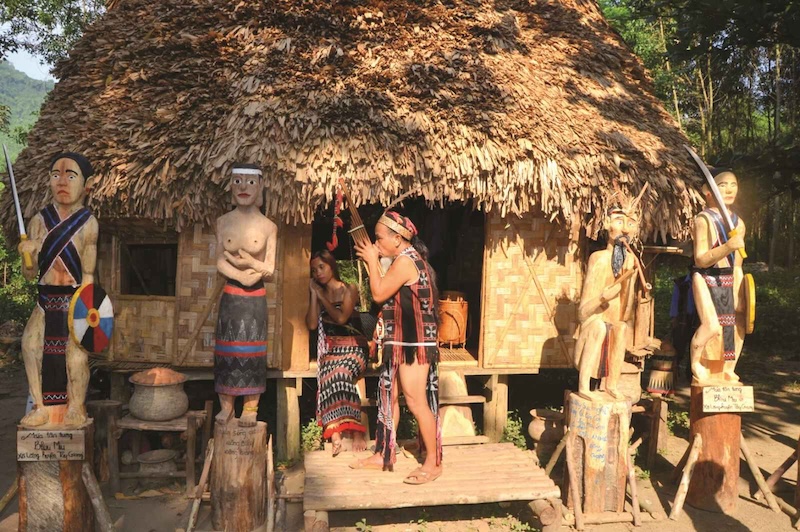 Nghe già làng kể chuyện dưới mái nhà truyền thống