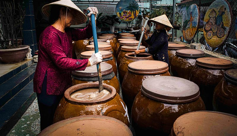 Làm nước mắm truyền thống Nam Ô