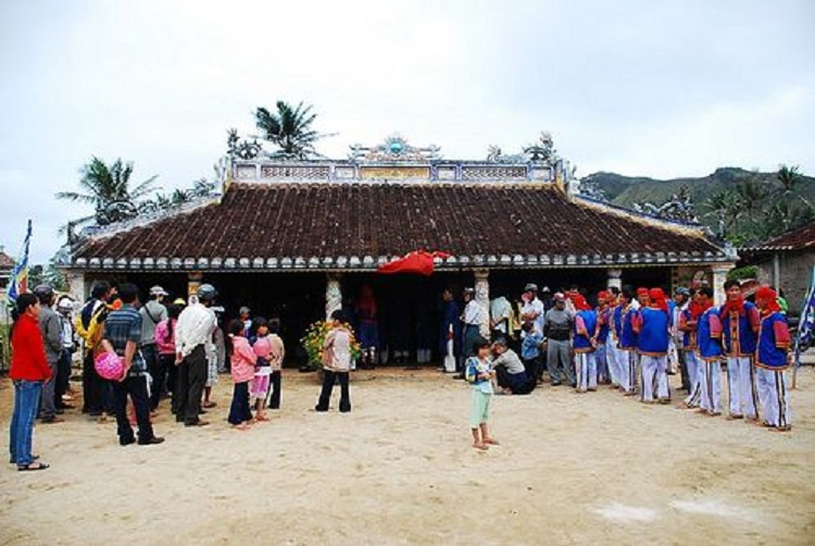 Tham gia dựng lễ hội làng