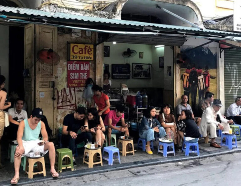 Ngồi cà phê vỉa hè
