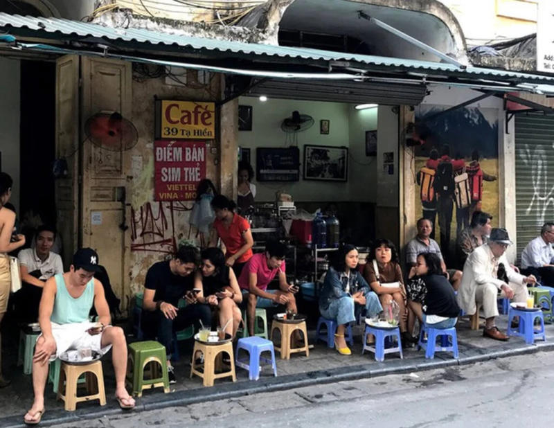 Ngồi cà phê vỉa hè