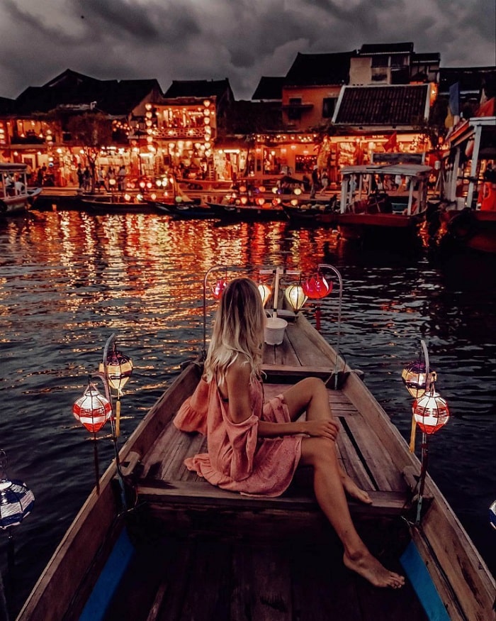 Ngồi một mình bên sông Hoài