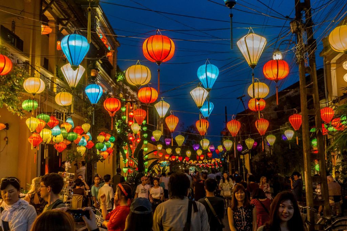 Ghi lại khoảnh khắc đèn lồng bay trong gió Hội An