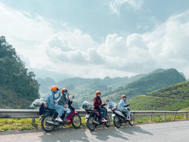 Di chuyển bằng xe máy như local
