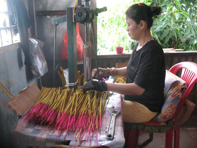 Làm nhang (trầm hương) thủ công