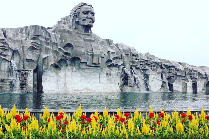 Dâng hương tại Tượng đài Mẹ Thứ