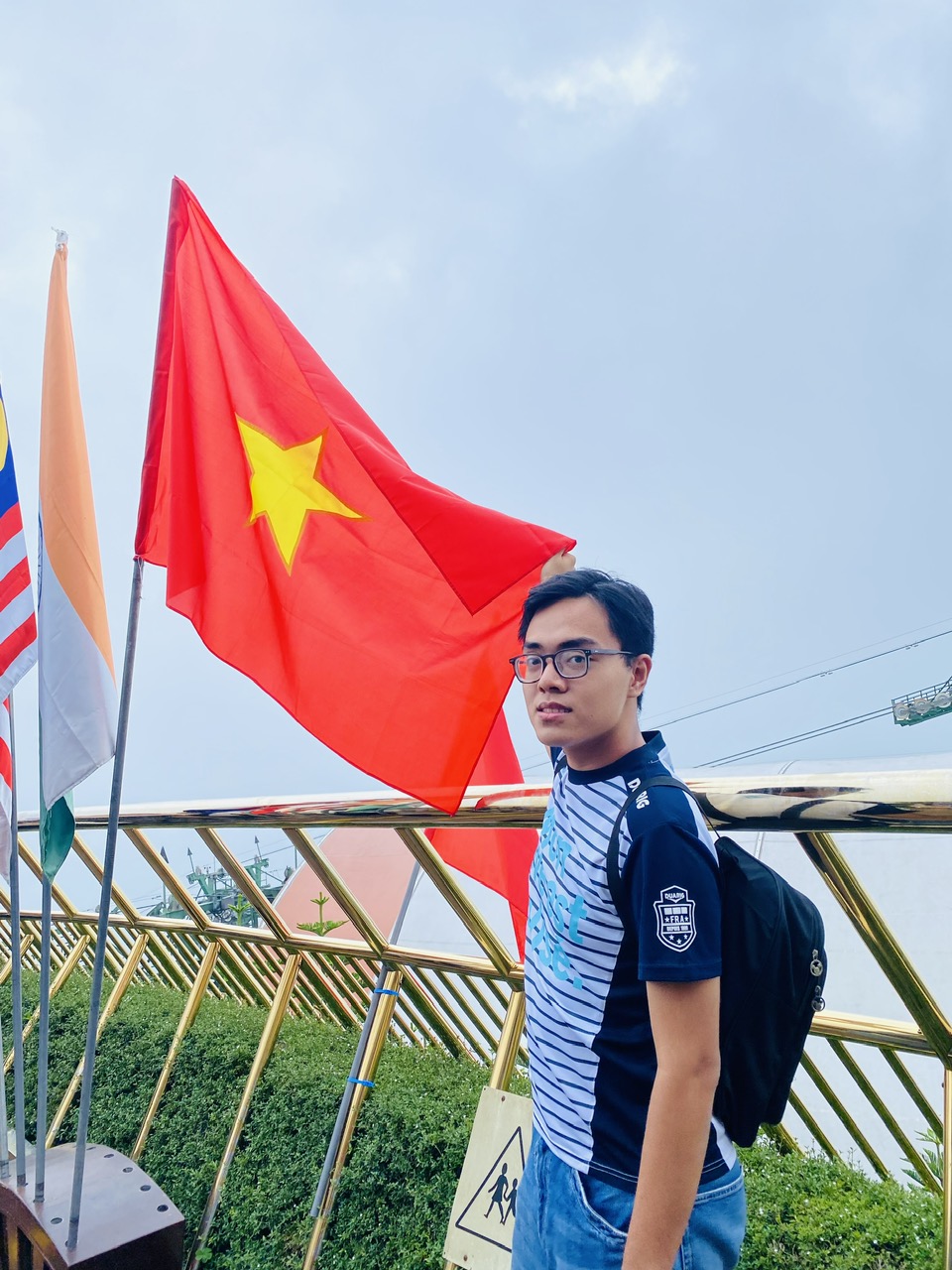 Check in cầu Bàn tay vàng