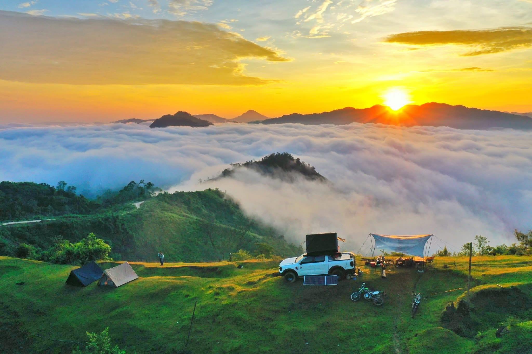 Chạm miền mây trắng Tak Pổ