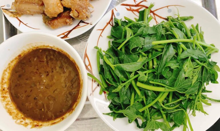 Đi chợ, nấu ăn cùng người địa phương.