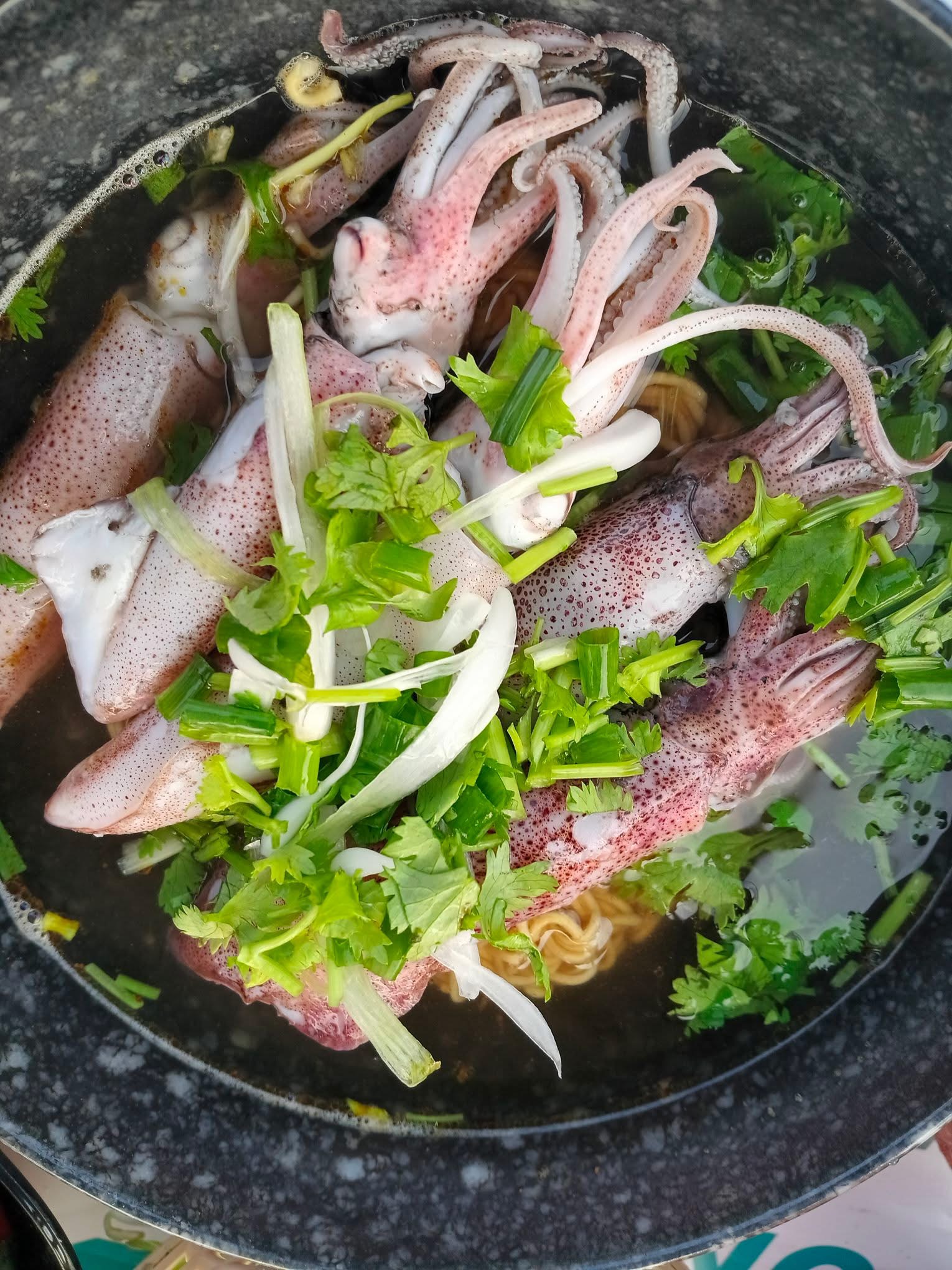 Nướng và nấu hải sản tươi bên biển cùng người dân địa phương