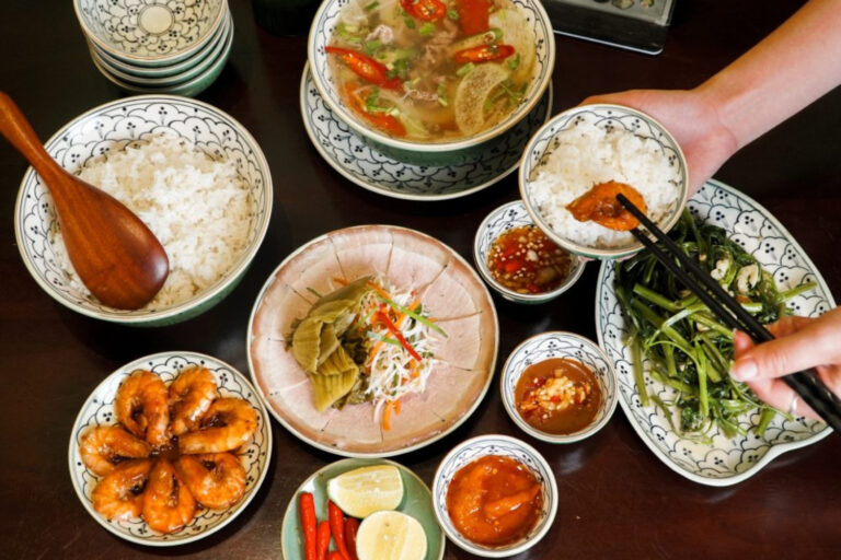 Ăn cơm nhà miền Trung