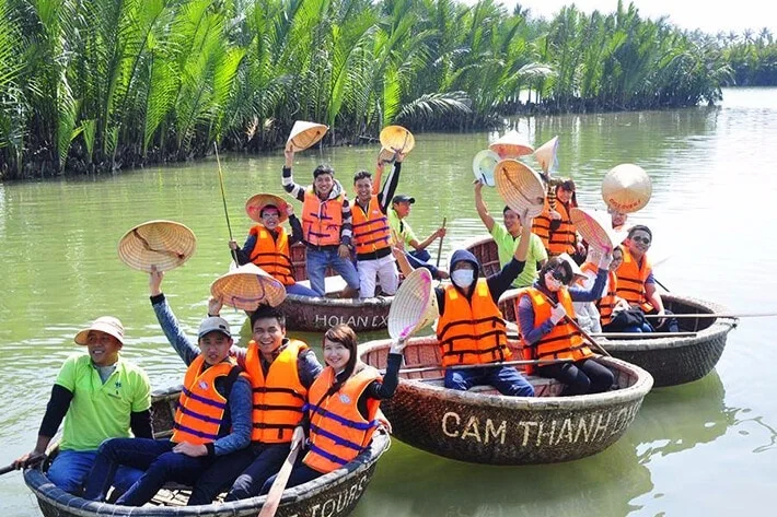 Đi thuyền thúng rừng dừa Bảy Mẫu