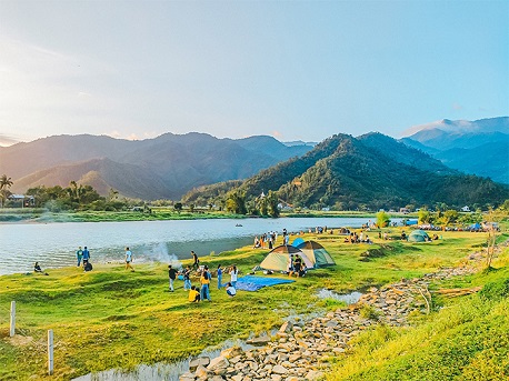 Đạp xe ven sông Cu Đê